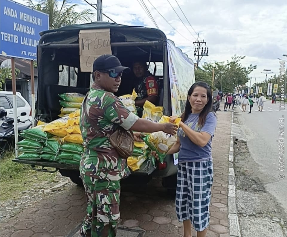 Jaga Stabilitas Harga Beras, Kodim 1710/Mimika Kolaborasi Dengan Perum Bulog Terus Gelar Gerakan Pangan Murah Kepada Warga Timika