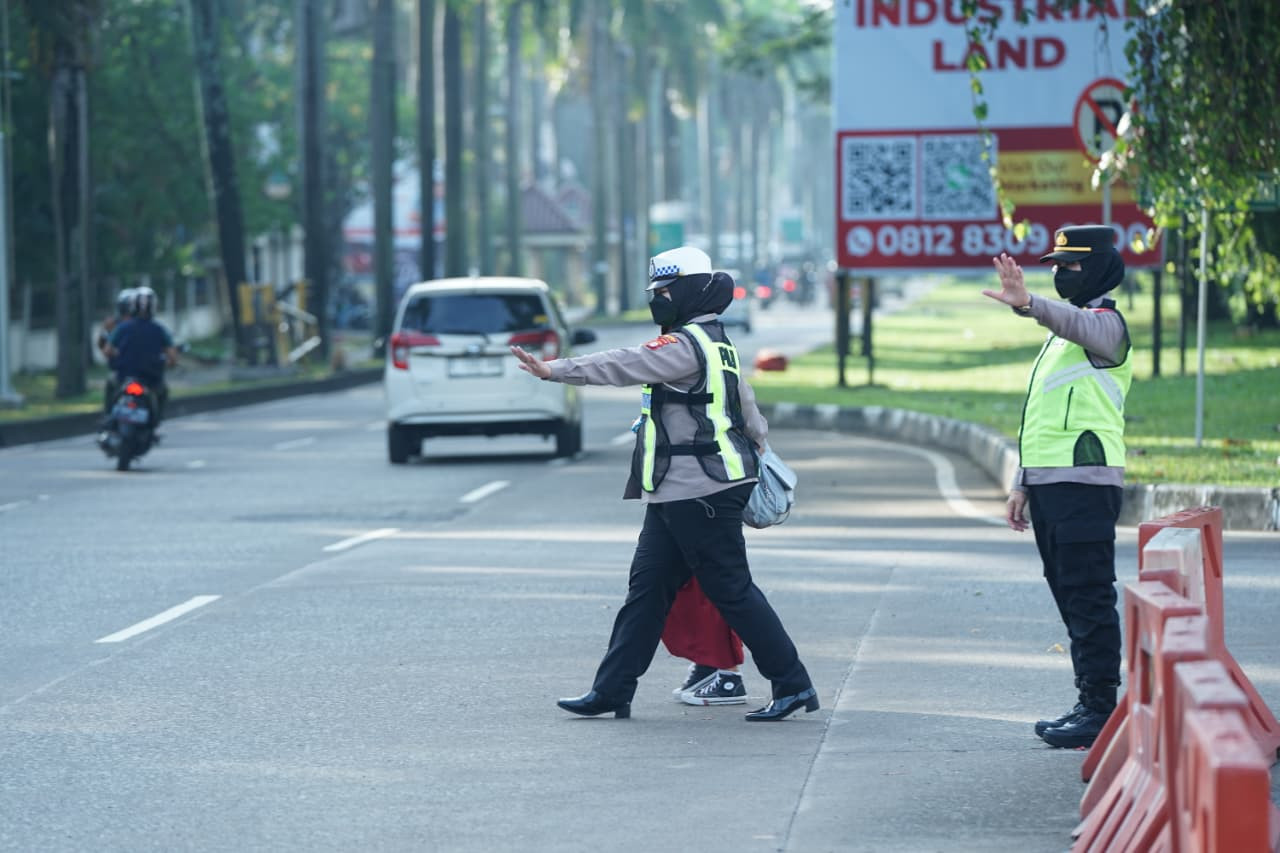 Kapolrestro Bekasi Turun Yanmas, Tertibkan Arus Pagi dan Bagikan Susu untuk Pelajar di TL Jurong