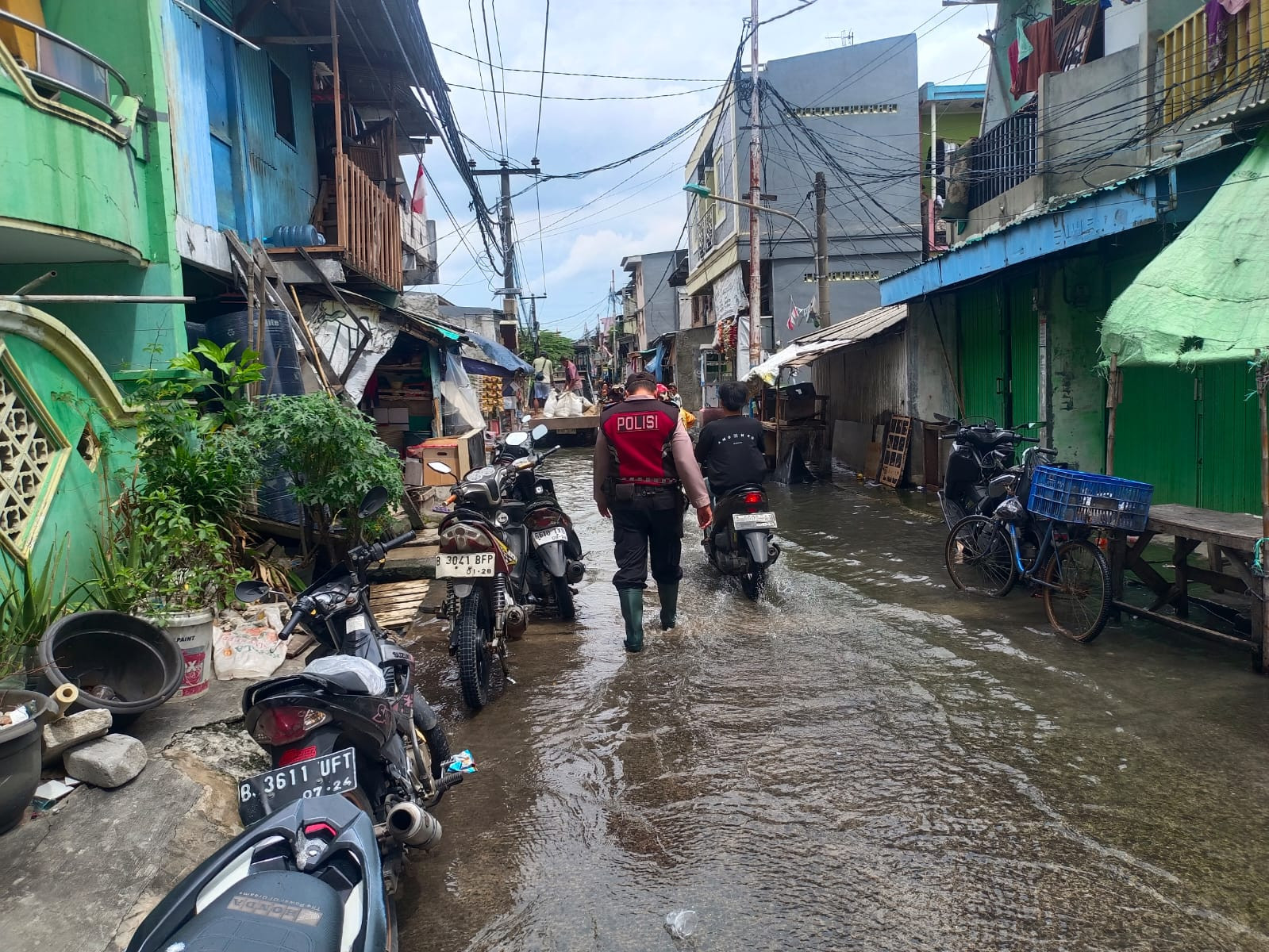 Personel Polsek Metro Penjaringan Cek Genangan Air di Kapuk Muara, Pastikan Situasi Aman