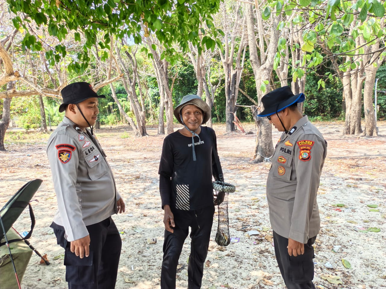 Jaga Jakarta, Patroli Siang Satpolairud Polres Kepulauan Seribu Sosialisasikan Layanan Polisi 110 dan Imbau Waspada Erupsi Gunung Anak Krakatau