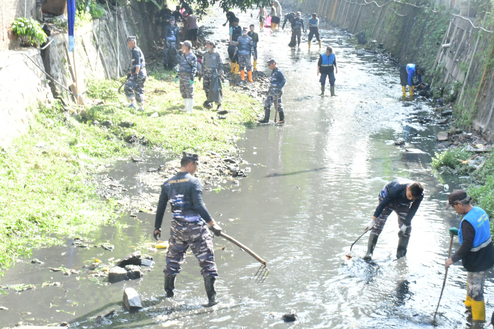 Jelang HUT Ke-80 TNI, Lanal Bandung Gelar Program Kali Bersih