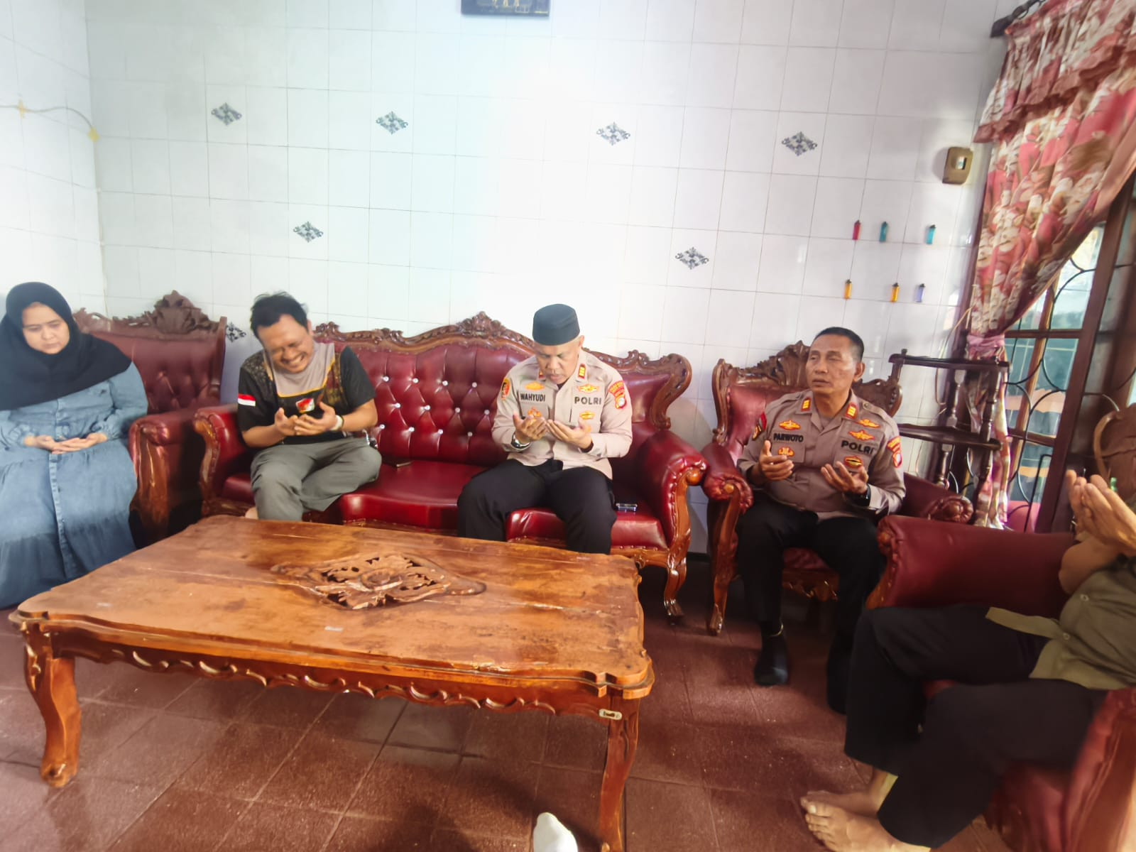 Empati dan Peduli Kapolsek Bekasi Barat Menjenguk Anggota yang Sakit di Harapan Jaya Bekasi Utara