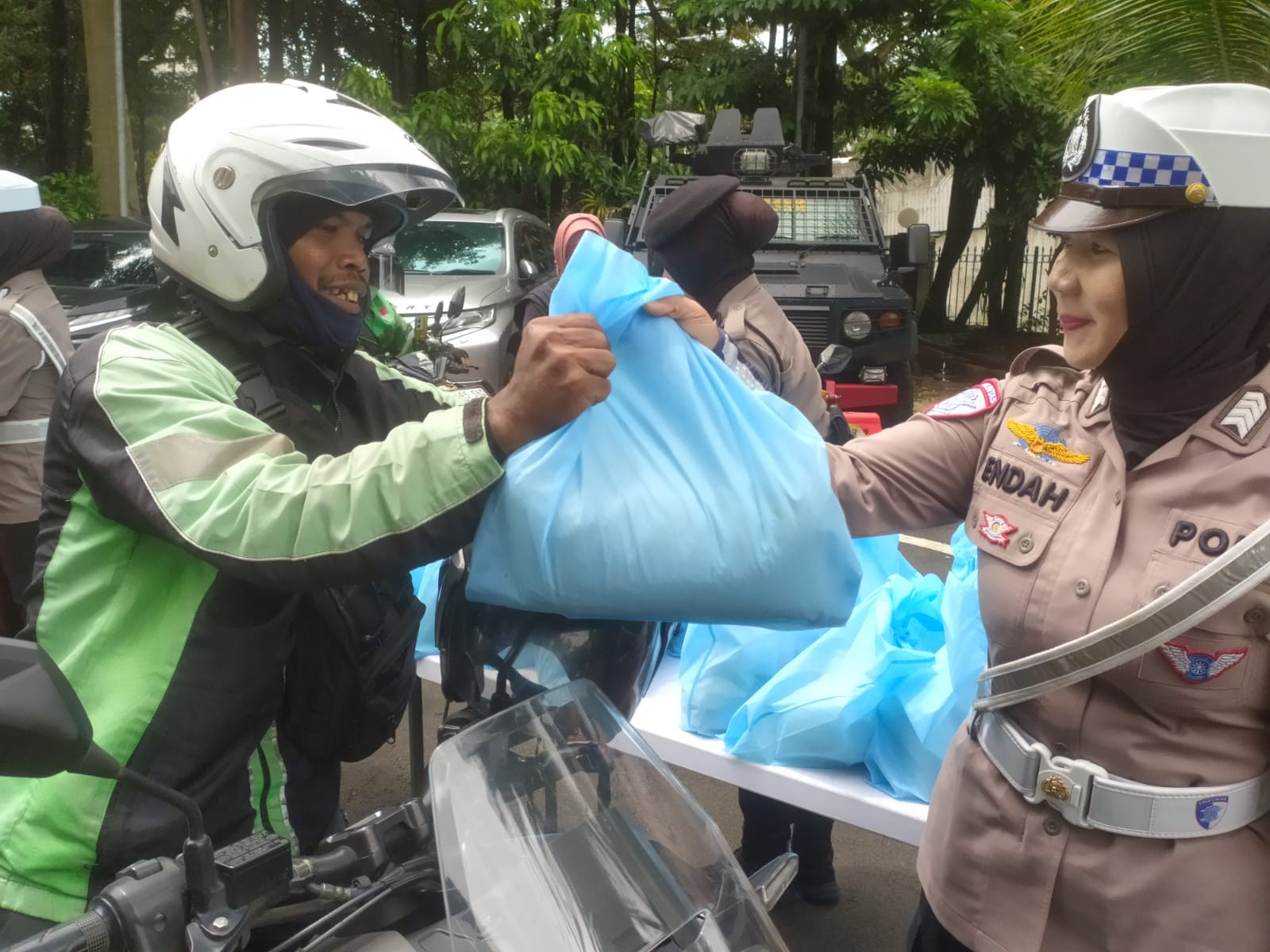 Jumat Peduli Polda Metro Jaya, Ojol dan PHL Terima 500 Paket Sembako