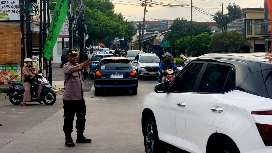 Polsek Bekasi Selatan Kerahkan Personelnya di Titik Rawan Macet Pagi Hari