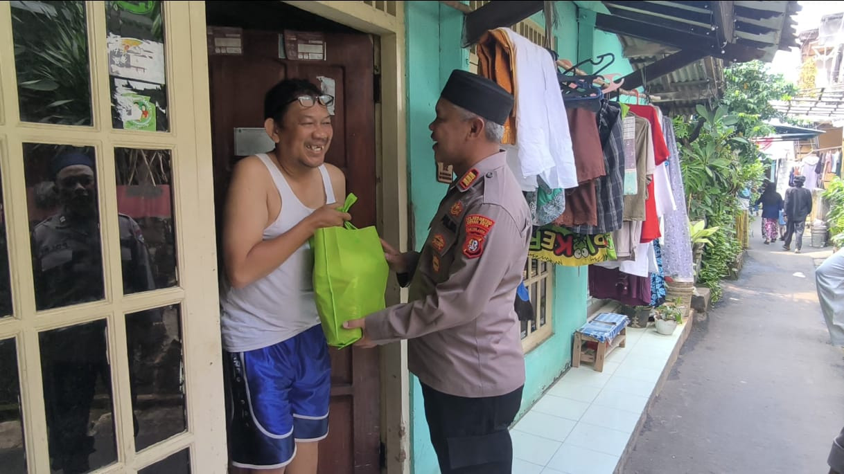 Jumat Berkah di Akhir Tahun, Kapolsek Bekasi Barat Sambangi Warga Lansia
