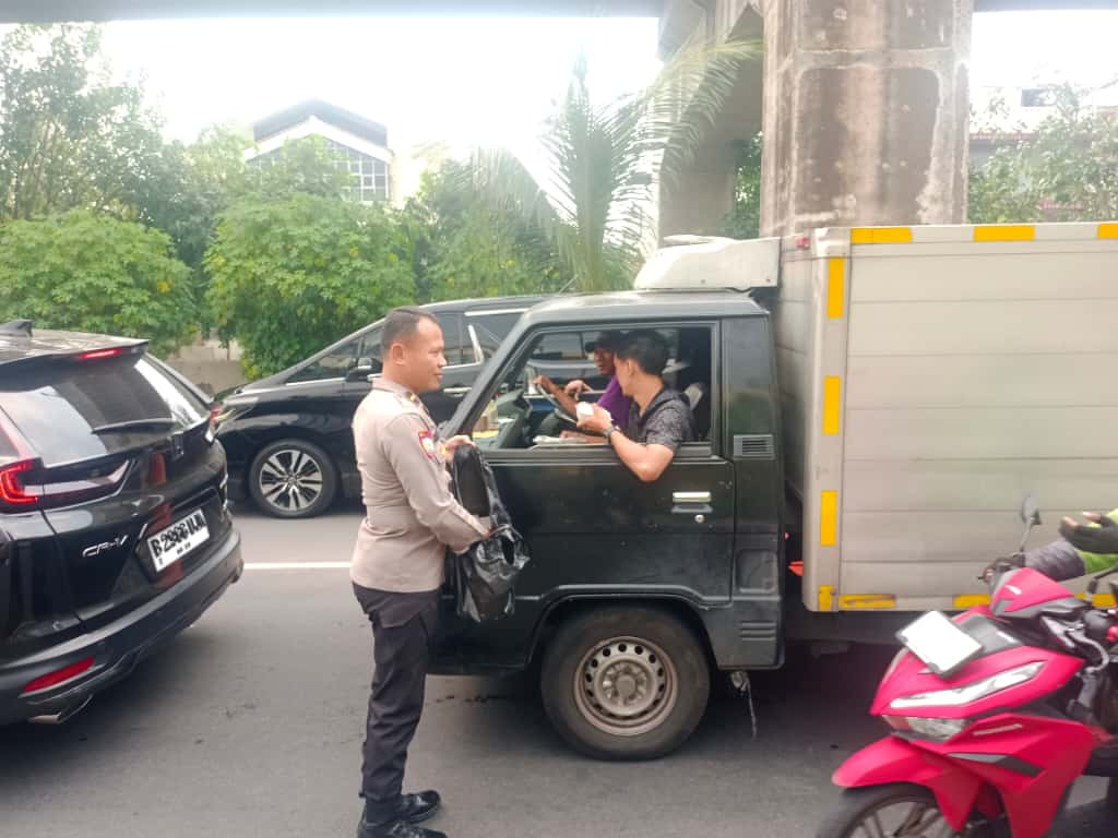 Jumat Berkah, Polsek Kelapa Gading Bagikan Nasi Kotak untuk Ojol dan Warga Sekitar