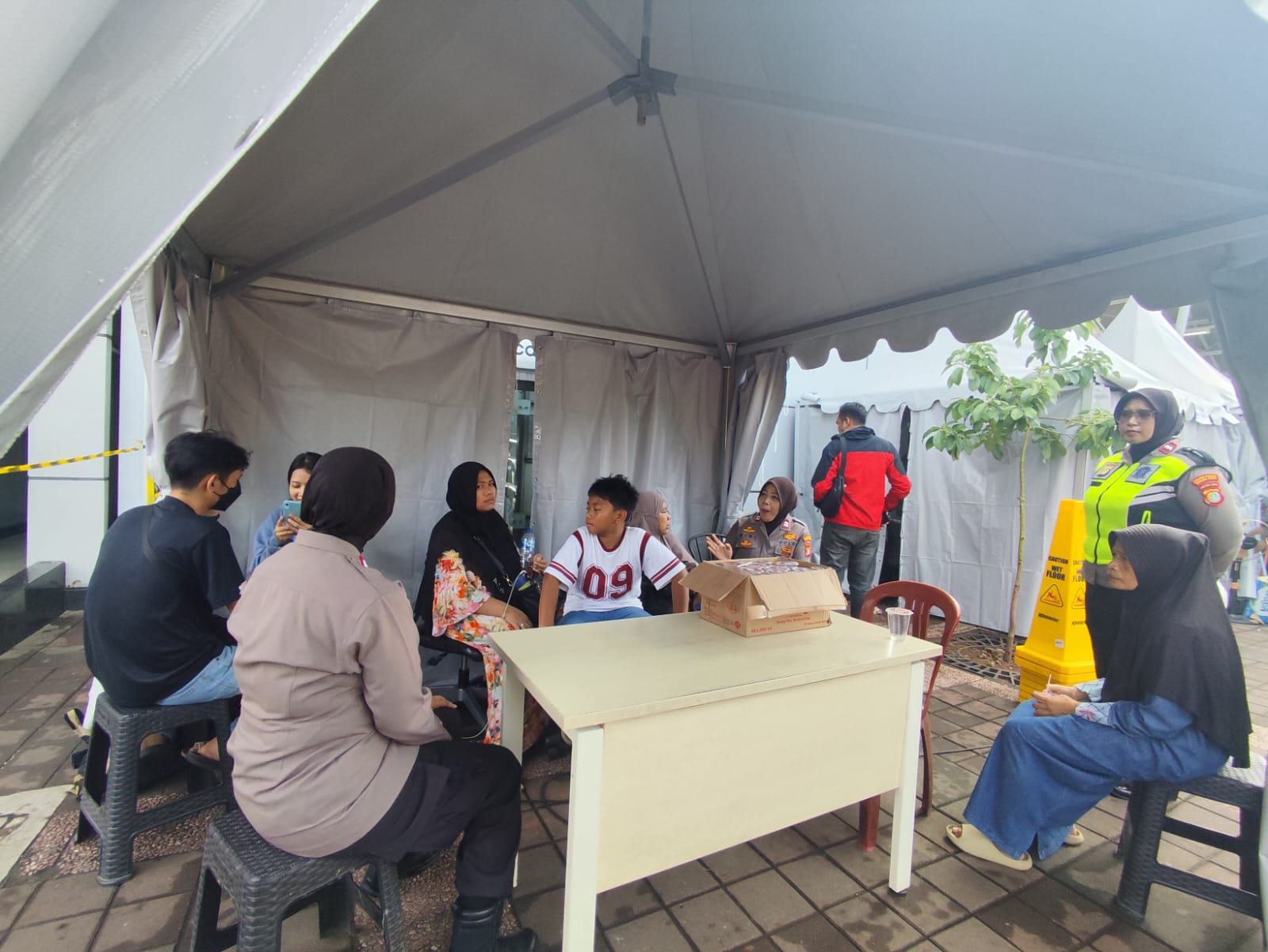 Polwan Dampingi Keluarga Korban Kecelakaan Kereta di Bekasi Timur