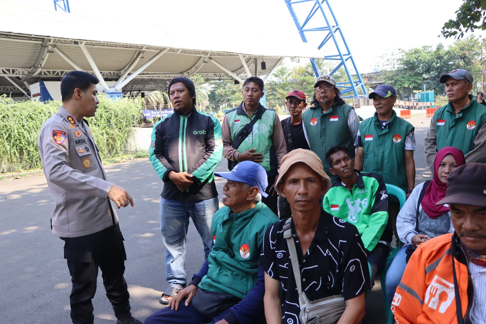 Jum’at Peduli Polres Kepulauan Seribu Hadirkan Layanan Kesehatan Gratis dan Sembako untuk Warga dan Ojol