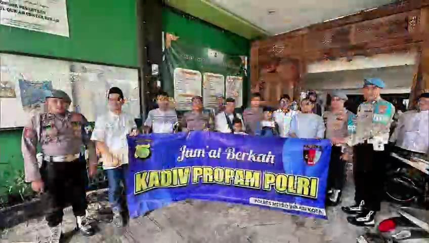 Bakti Sosial Si Propam Polres Metro Bekasi Kota di Masjid Daarul Rahman