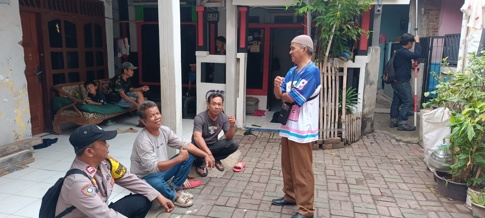Polsek Medan Satria Dampingi BPN Bekasi Ukur Lahan Program PTSL di Kalibaru