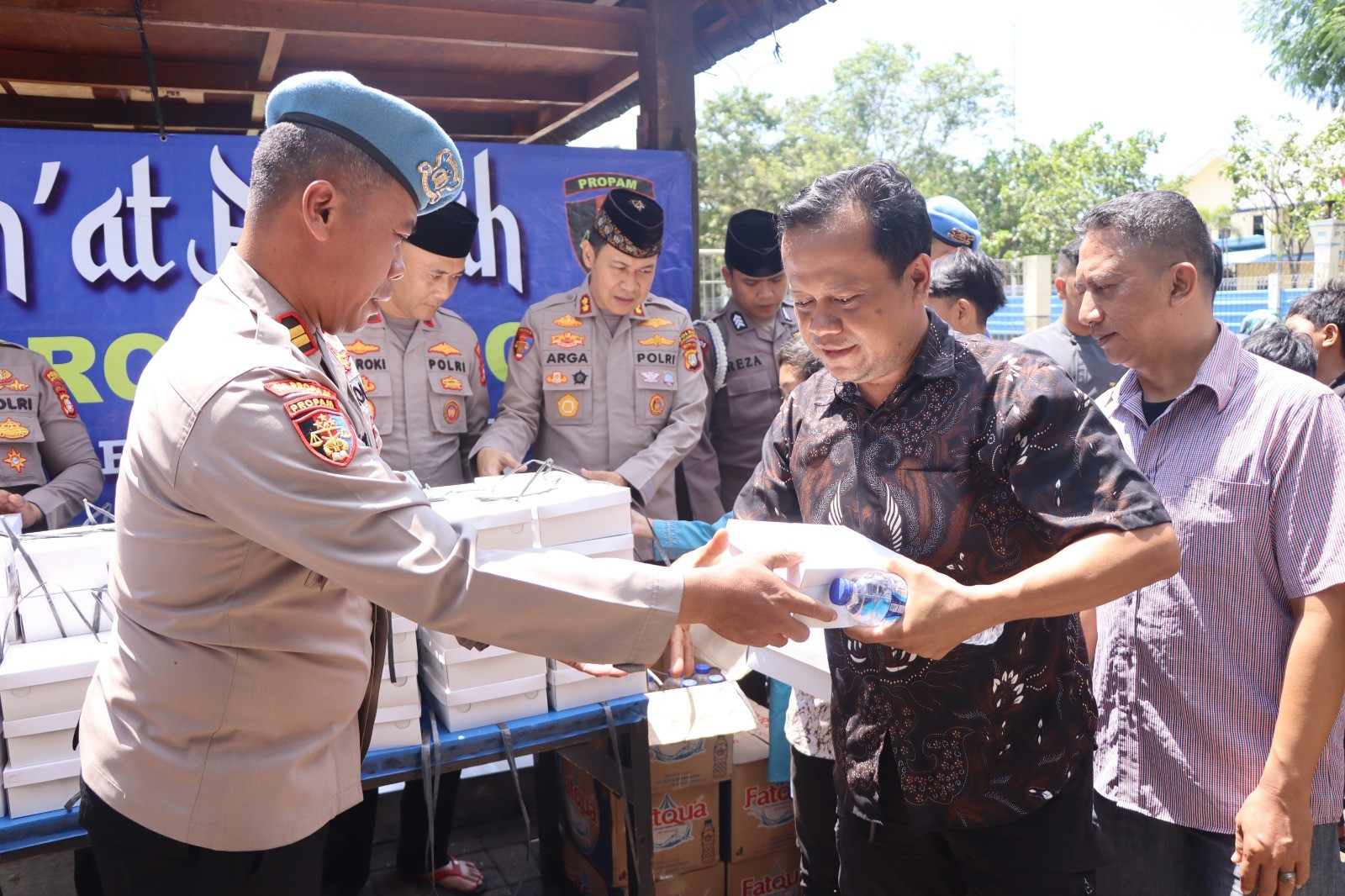 Jum’at Berkah Kadivpropam Polri di Polres Kepulauan Seribu, 230 Paket Nasi Dibagikan kepada Masyarakat