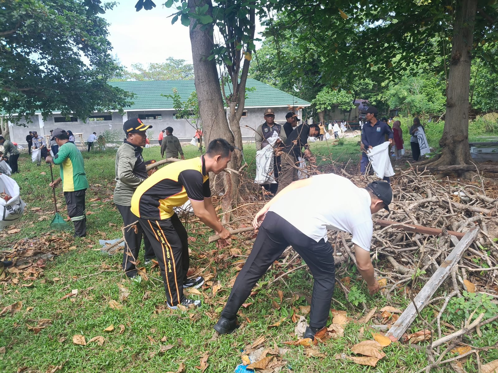 Jumat Bersih di Pulau Kelapa: Kolaborasi Lintas Instansi Wujudkan Lingkungan Lebih Asri