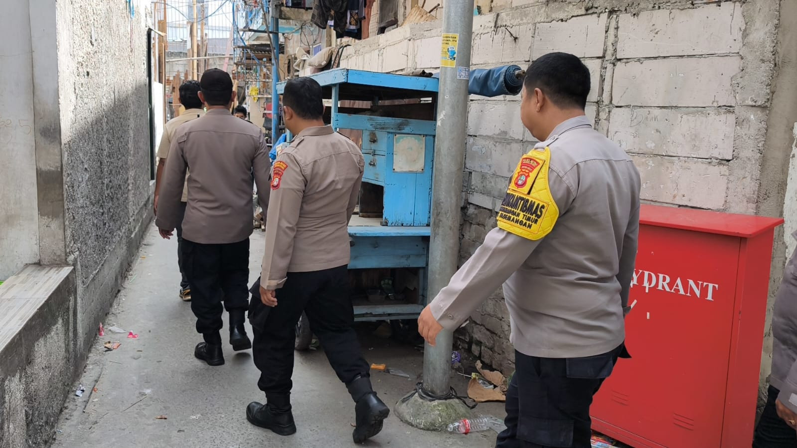 Patroli Jalan Kaki Polsek Pademangan Dukung Program “Jaga Lingkungan” di RW 012 Pademangan Barat