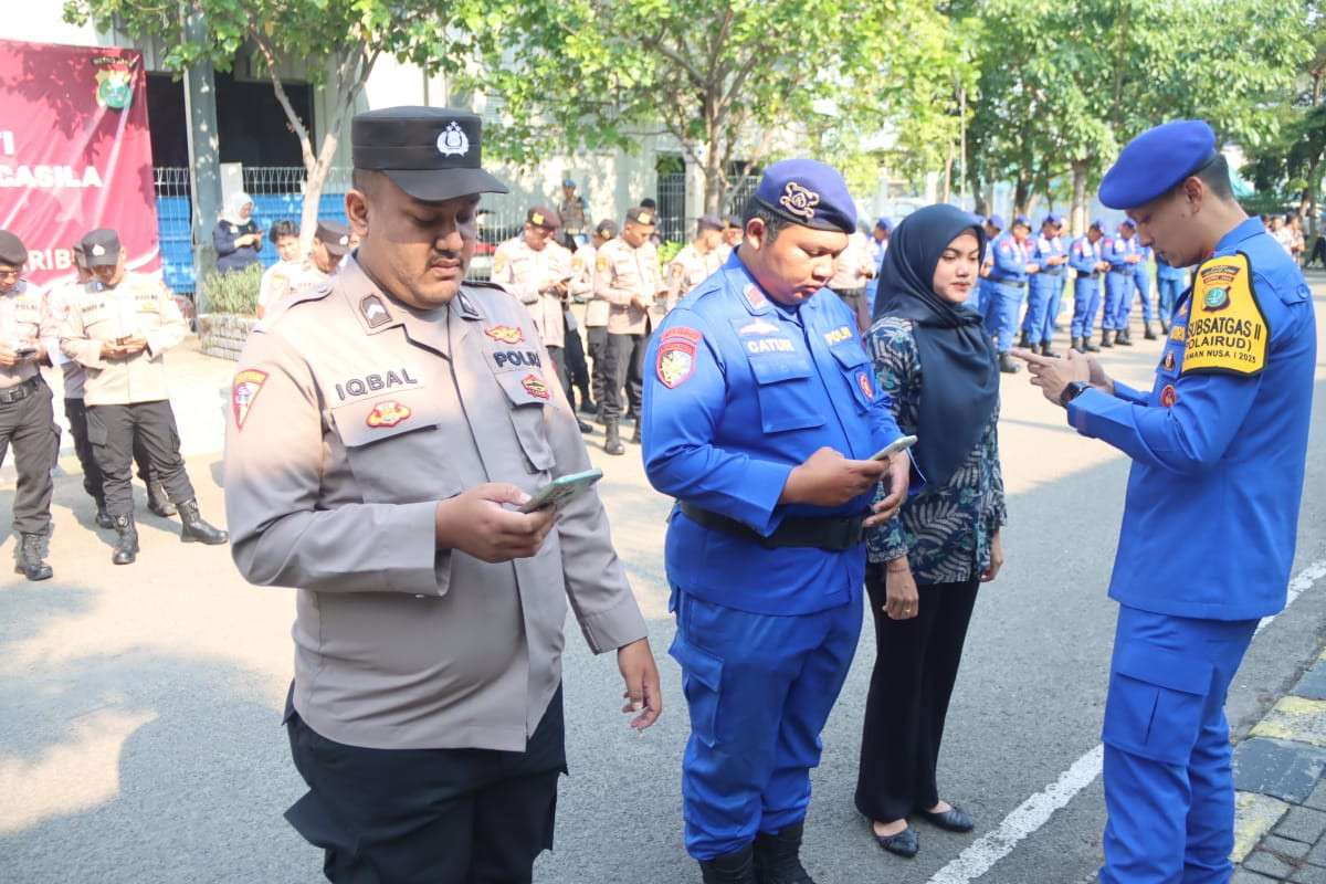 Cegah Hedonisme dan Judi Online, Wakapolres Kepulauan Seribu Pimpin Pemeriksaan Handphone Anggota