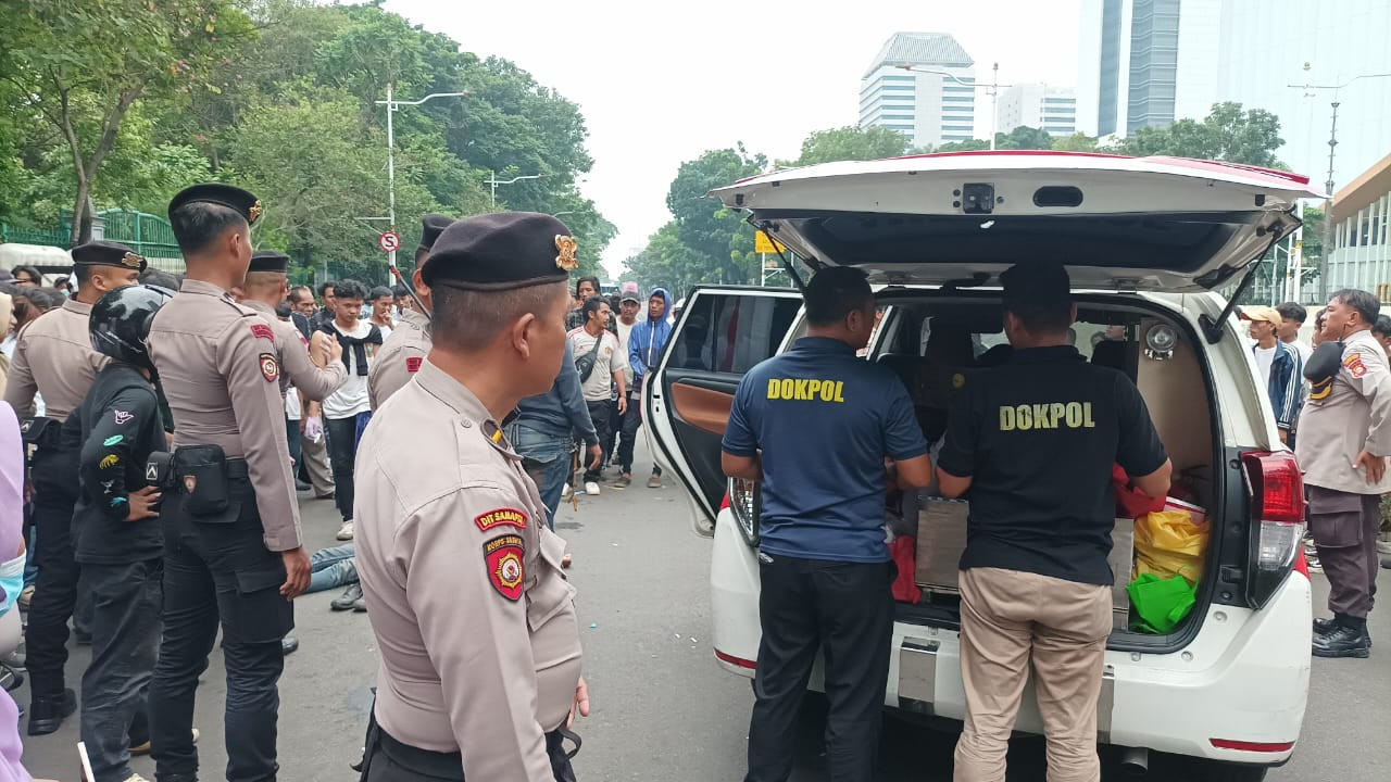 Peserta Aksi di Monas Alami Kejang, Polisi Sigap Berikan Pertolongan