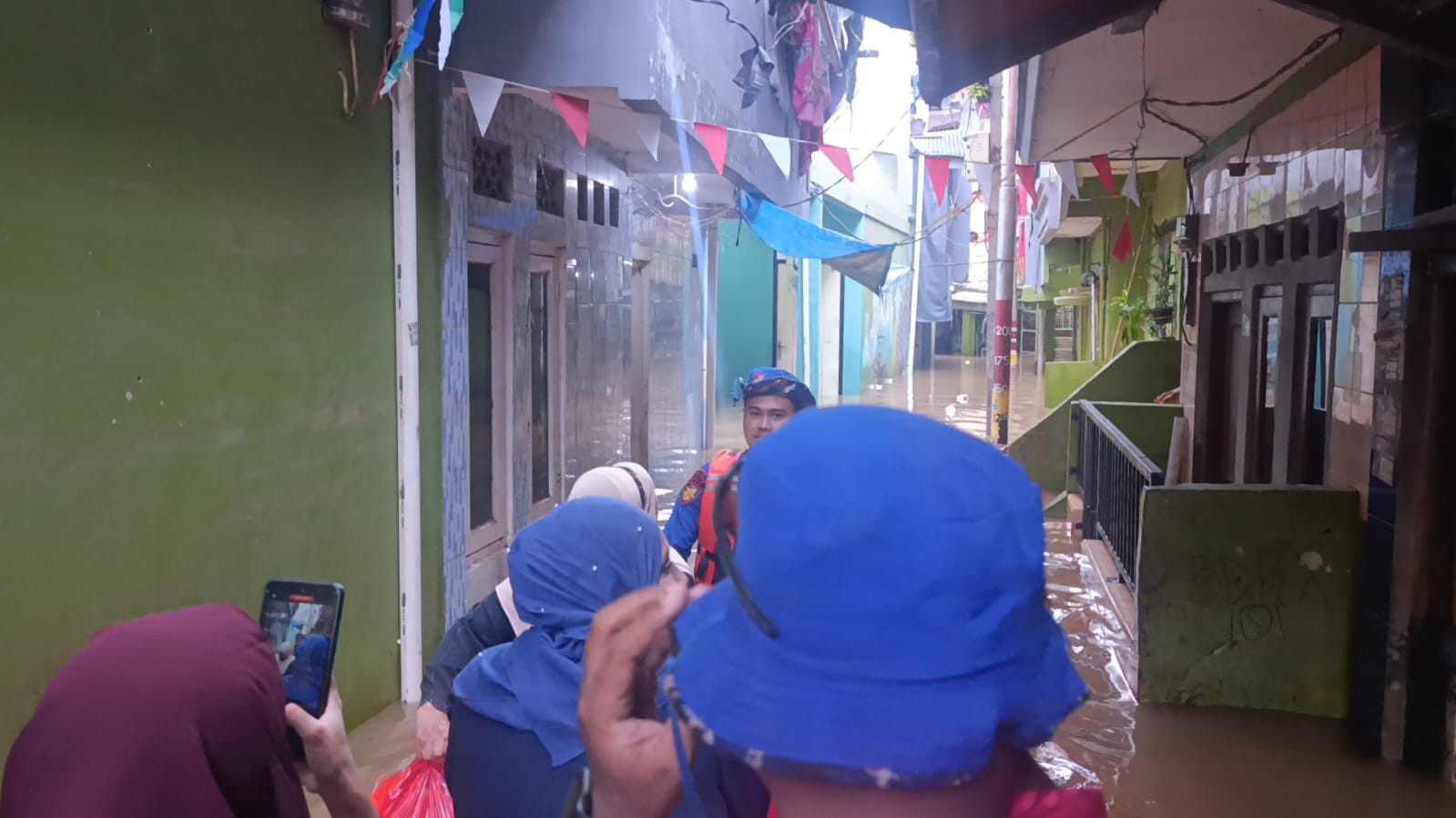 Ditpolairud Polda Metro Jaya Antar Warga Pulang di Tengah Banjir Kebon Pala