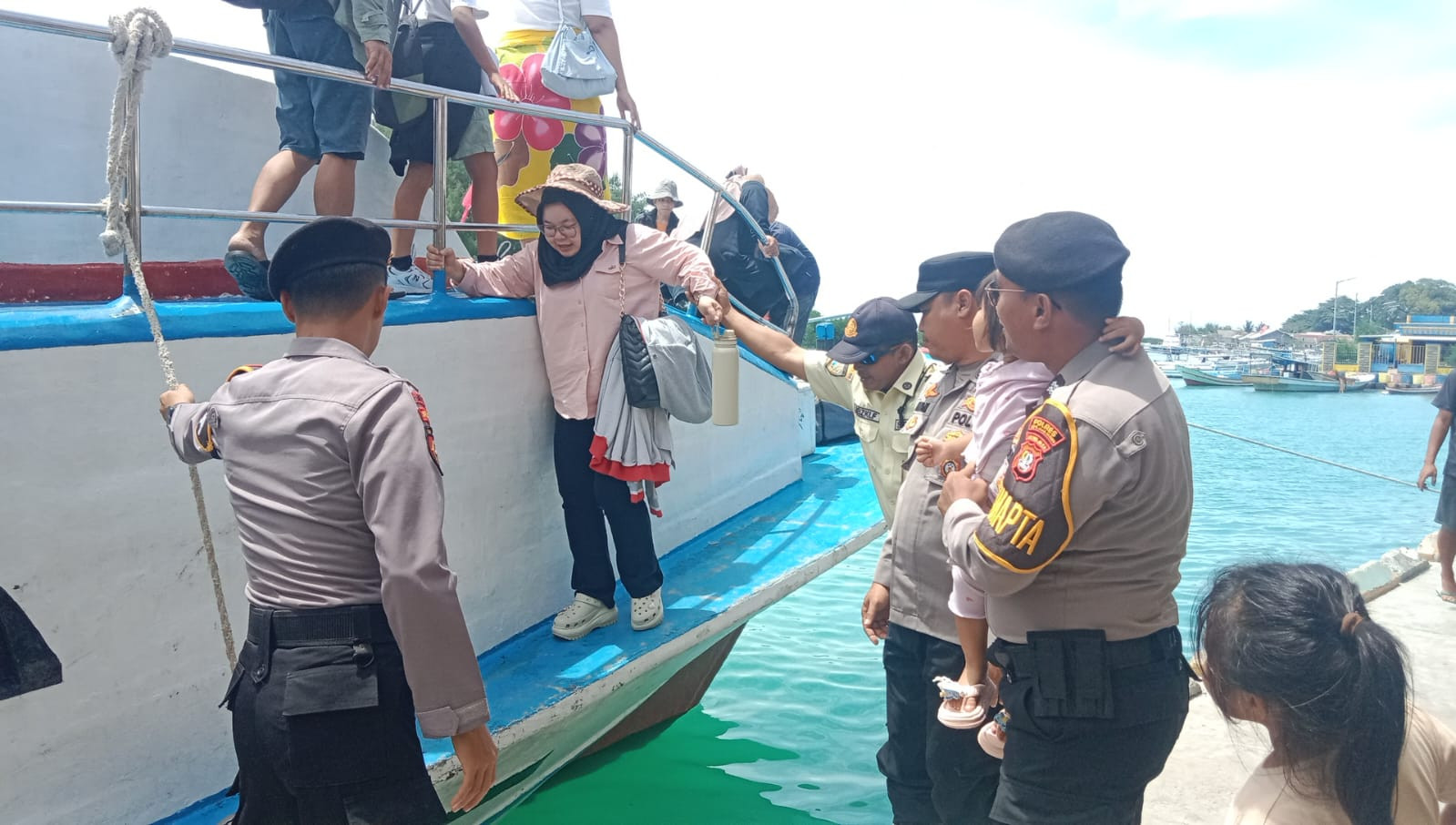 Polisi Bantu Turunkan Penumpang Kecil dari Kapal di Pulau Kelapa, Kapolres: Ini Bentuk Kehadiran Kami untuk Warga