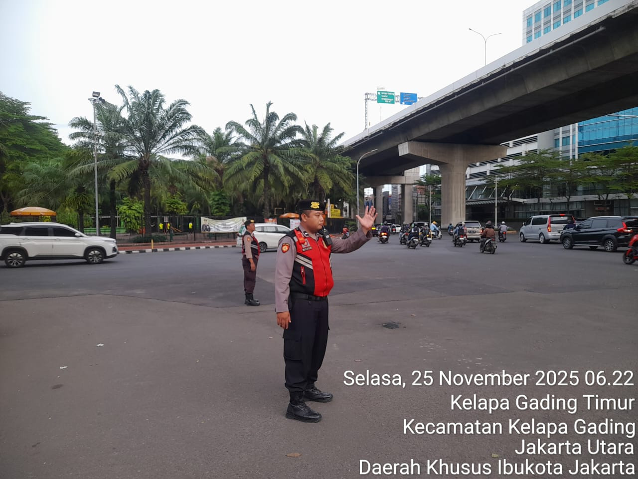 Polsek Kelapa Gading Lakukan Pengaturan Lalu Lintas dan Pantau Titik Rawan Macet serta Banjir