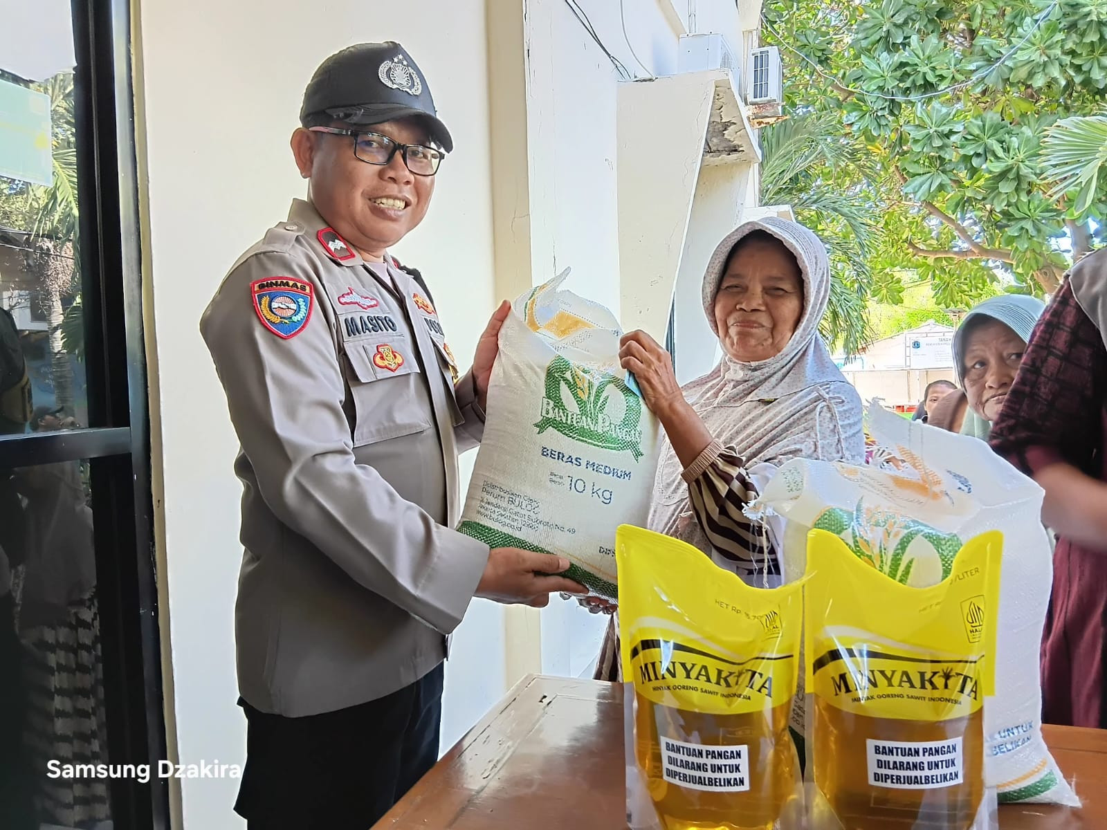 Pembagian Pangan Murah di Pulau Untung Jawa Berjalan Lancar, Bhabinkamtibmas Kawal Distribusi untuk 153 Warga