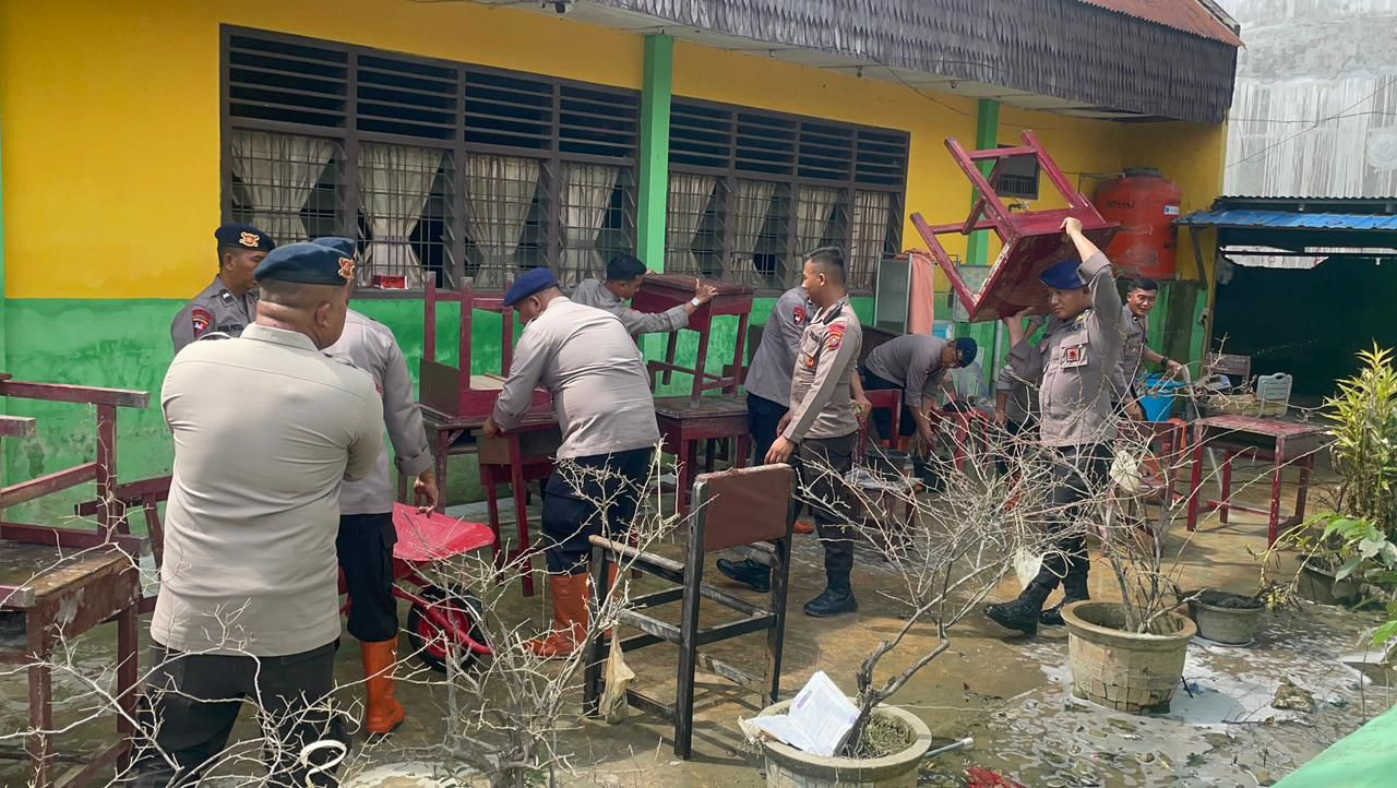 POLRI MELALUI BRIMOB POLDA SUMUT MEMBANTU PEMBERSIHAN PASCA BENCANA BANJIR YANG MERENDAM SMP NEGERI 1 TANJUNG PURA
