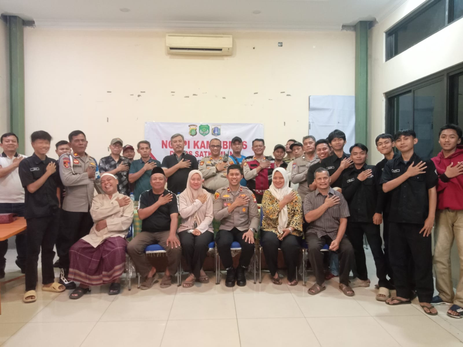 Ngopi Kamtibmas Kapolsek Kelapa Gading: Warga RW 02 Pegangsaan Dua Antusias Sambut Polisi