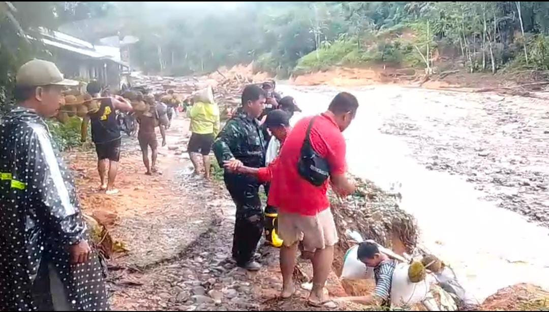 Satgas Gulbencal Kodim Tapteng Evakuasi Puluhan Warga Terjebak Banjir Susulan di Kecamatan Tukka