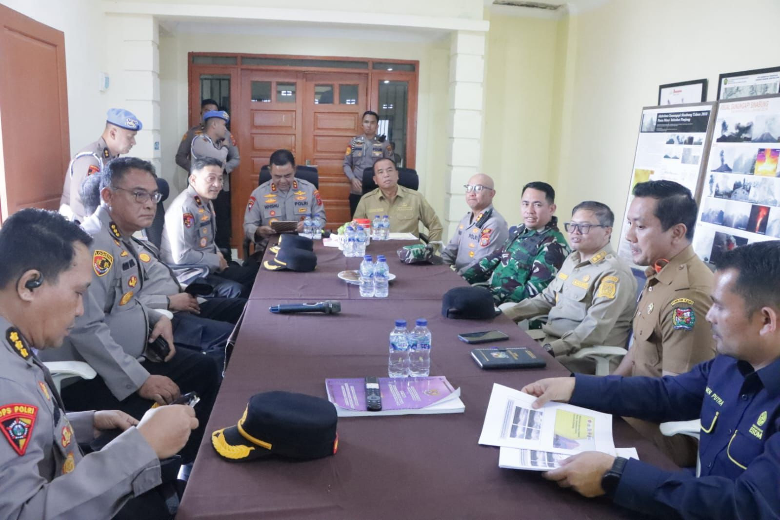 Gunung Sinabung Berstatus Siaga, 176 Personel Polri Dikerahkan untuk Layani dan Lindungi Masyarakat