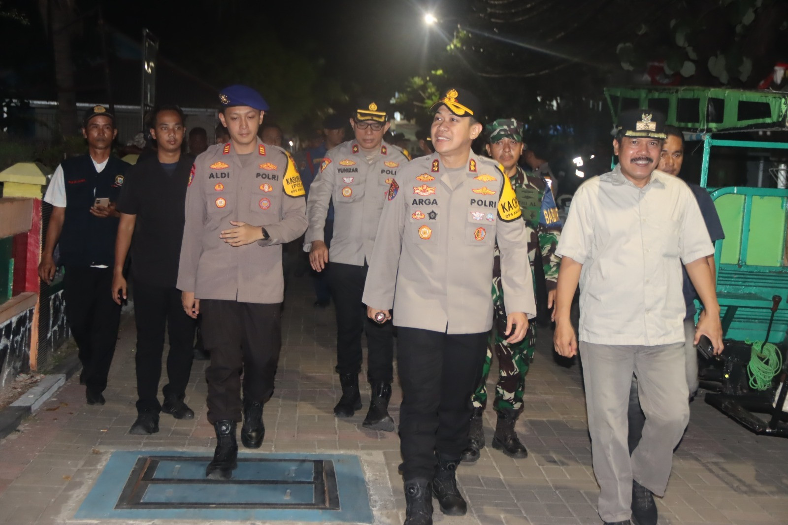 Kapolres Kepulauan Seribu Turun Langsung Ikut Siskamling Malam di Pulau Untung Jawa, Perkuat Sinergi Lewat Program Jaga Jakarta