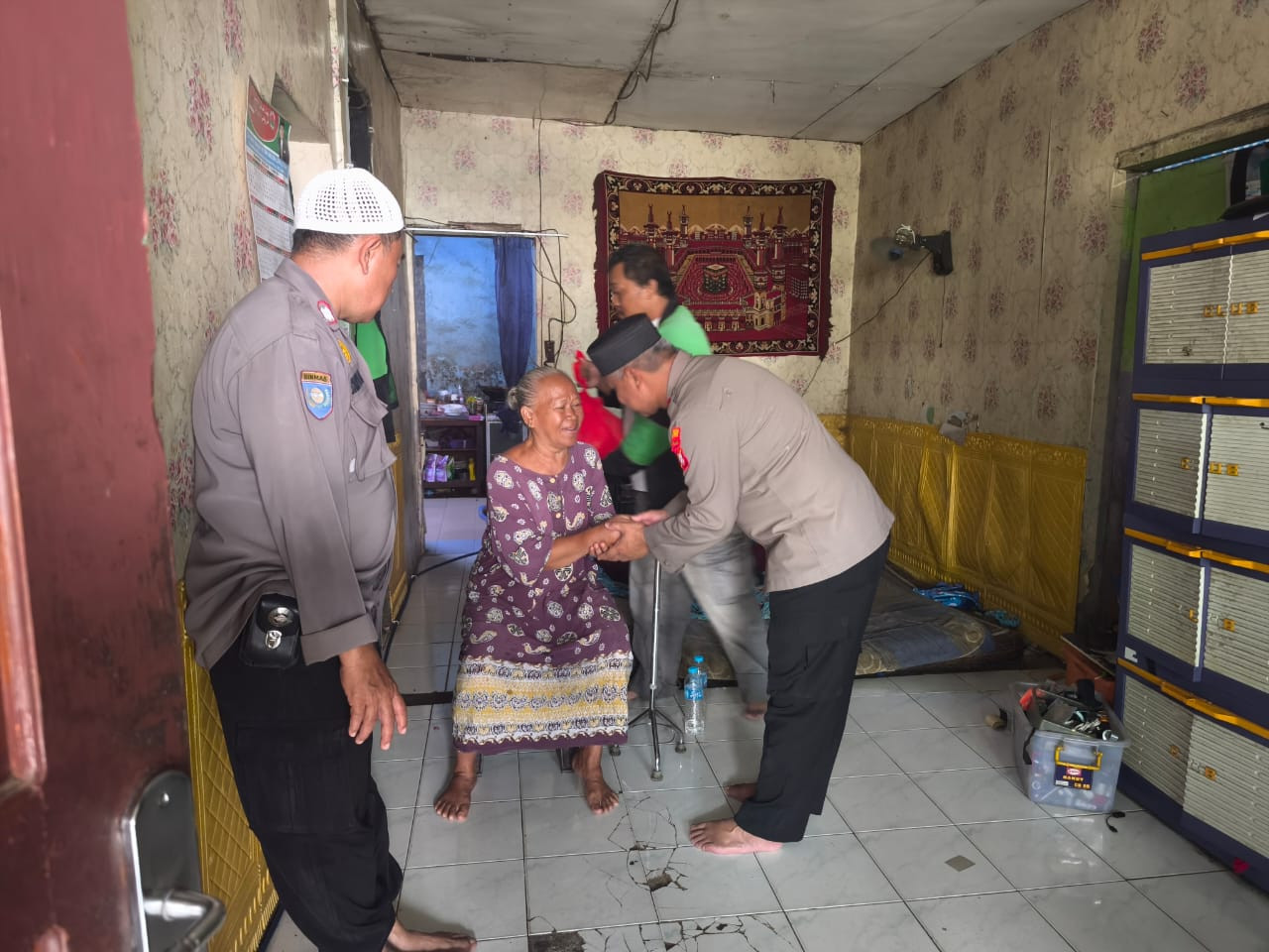 Kapolsek Bekasi Barat Kunjungi Warga Sakit Stroke dan Berikan Bantuan Tali Kasih