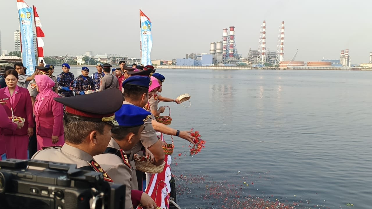 Polri untuk Masyarakat, Polda Metro Jaya Gelar Upacara Tabur Bunga dan Bakti Sosial di Pesisir Jakarta Utara