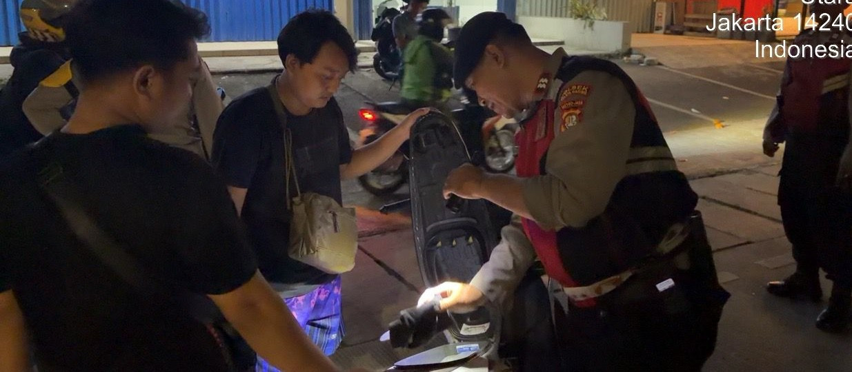Polsek Kelapa Gading Tingkatkan Patroli Malam demi Ciptakan Rasa Aman Warga, Polisi Periksa Kendaraan dan Barang Bawaan Pengguna Jalan