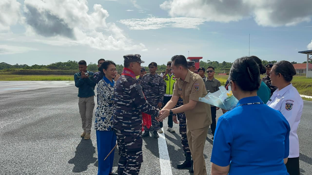 Dankodaeral IX Didampingi Ketua Daerah Kodaeral IX Gabungan Jalasenastri Koarmada RI Laksanakan Kunjungan Kerja di Lanal Saumlaki