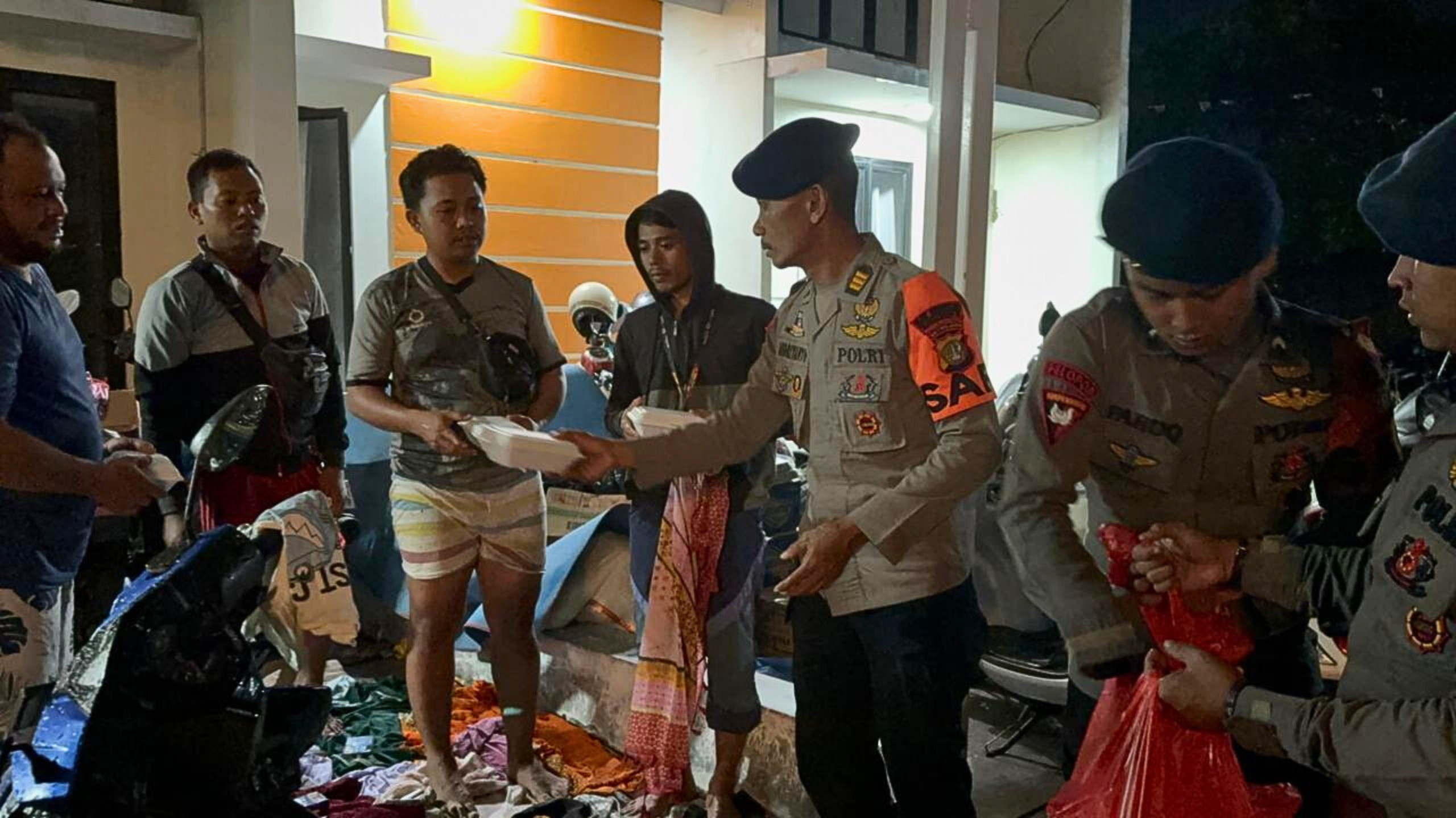 Banjir Rendam Sukamekar Bekasi, Brimob PMJ Dirikan Dapur Lapangan untuk Warga