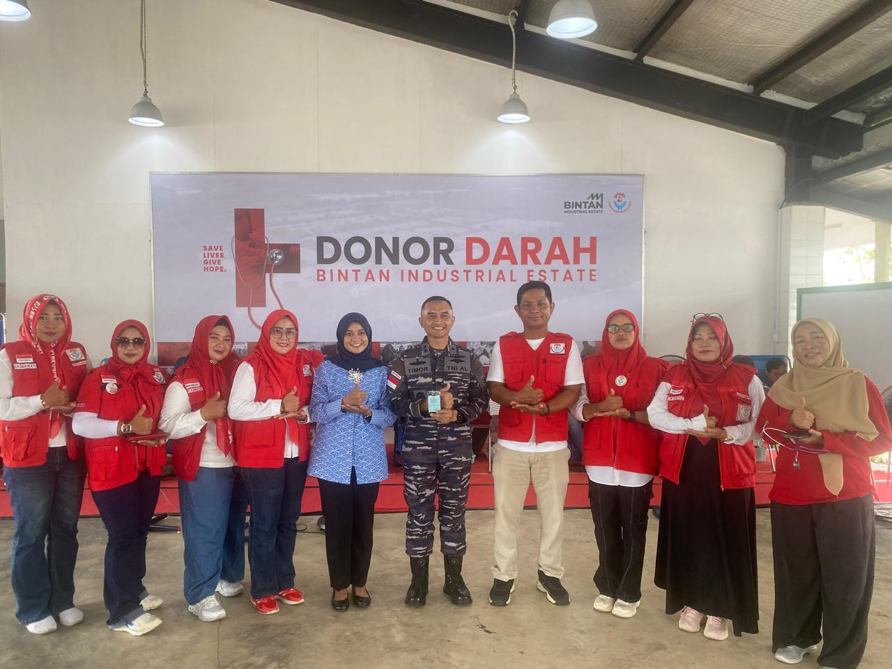 Lanal Bintan dan Ketua Cabang 5 Kodaeral IV Wujudkan Kepedulian Sosial Lewat Aksi Donor Darah
