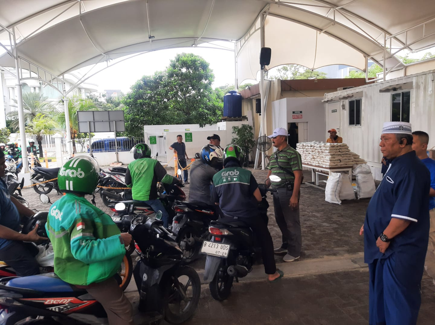 Wujud Kepedulian Sosial, Masjid Al Qohhar Bersama Polsek Metro Penjaringan Bagikan 500 Paket Sembako untuk Ojol