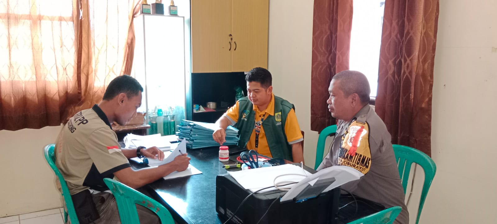 Sinergitas TNI-Polri, Bhabinkamtibmas dan Babinsa Sambang Warga di Desa Ciburuy