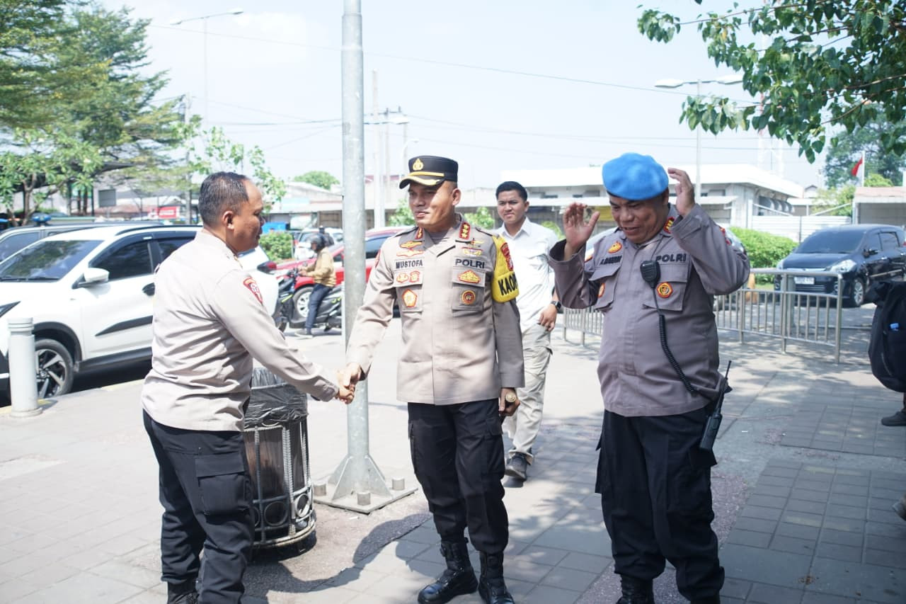 Kapolres Metro Bekasi Pimpin Pengecekan Pengamanan Penyekatan Massa di Stasiun KA Cikarang