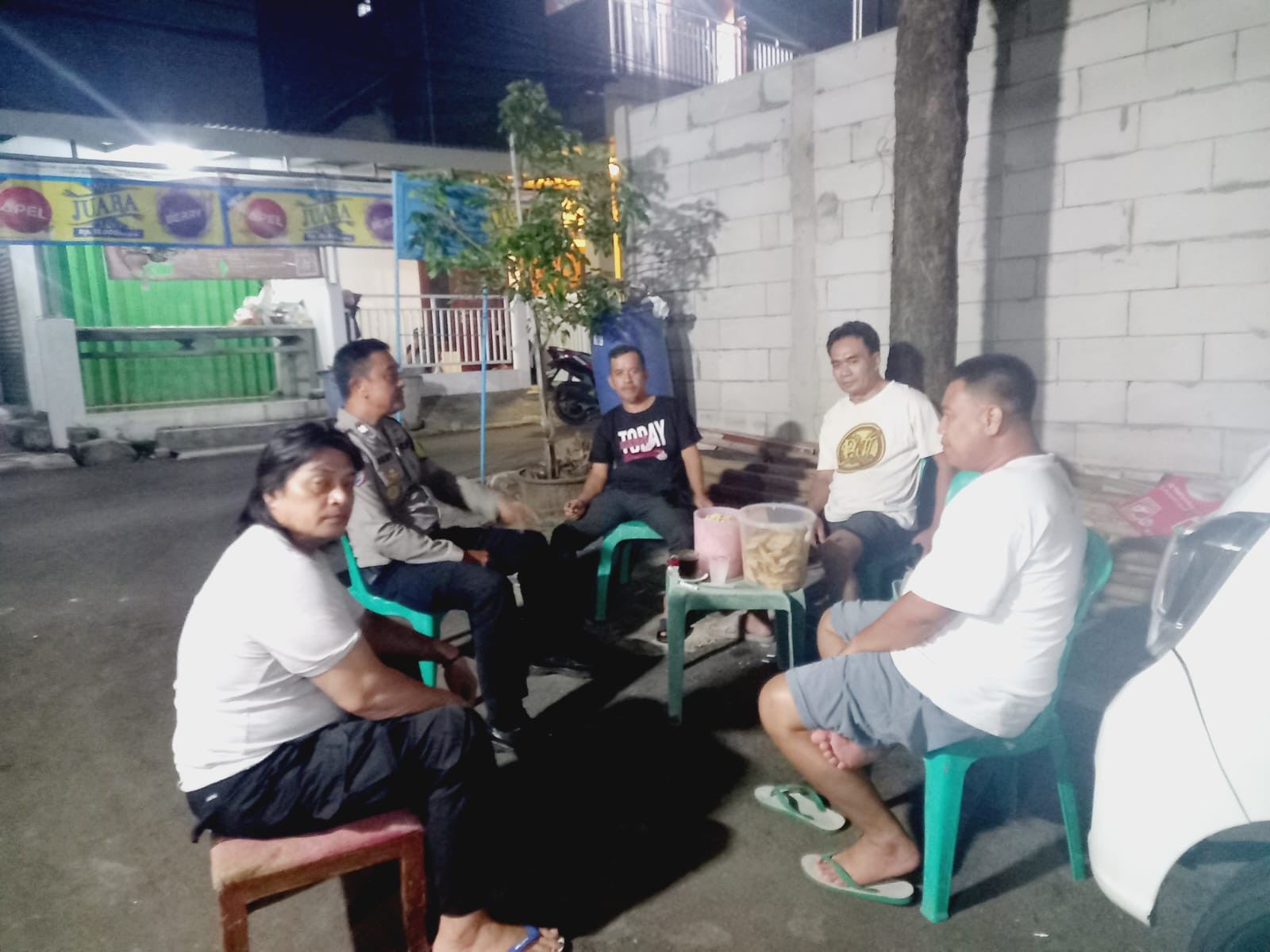 Perkuat Keamanan Lingkungan, Polsek Rawalumbu Sambangi Pos Kamling