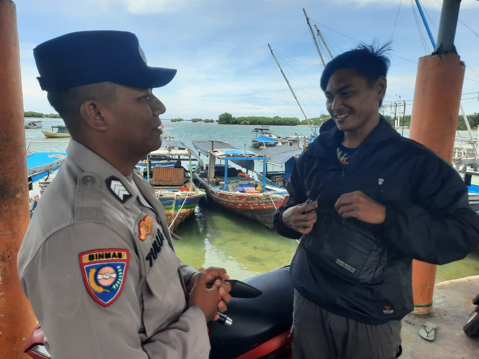 Bhabinkamtibmas Pulau Lancang Sambangi Warga, Sosialisasikan Layanan Polri 110 dan Perkuat Kamtibmas