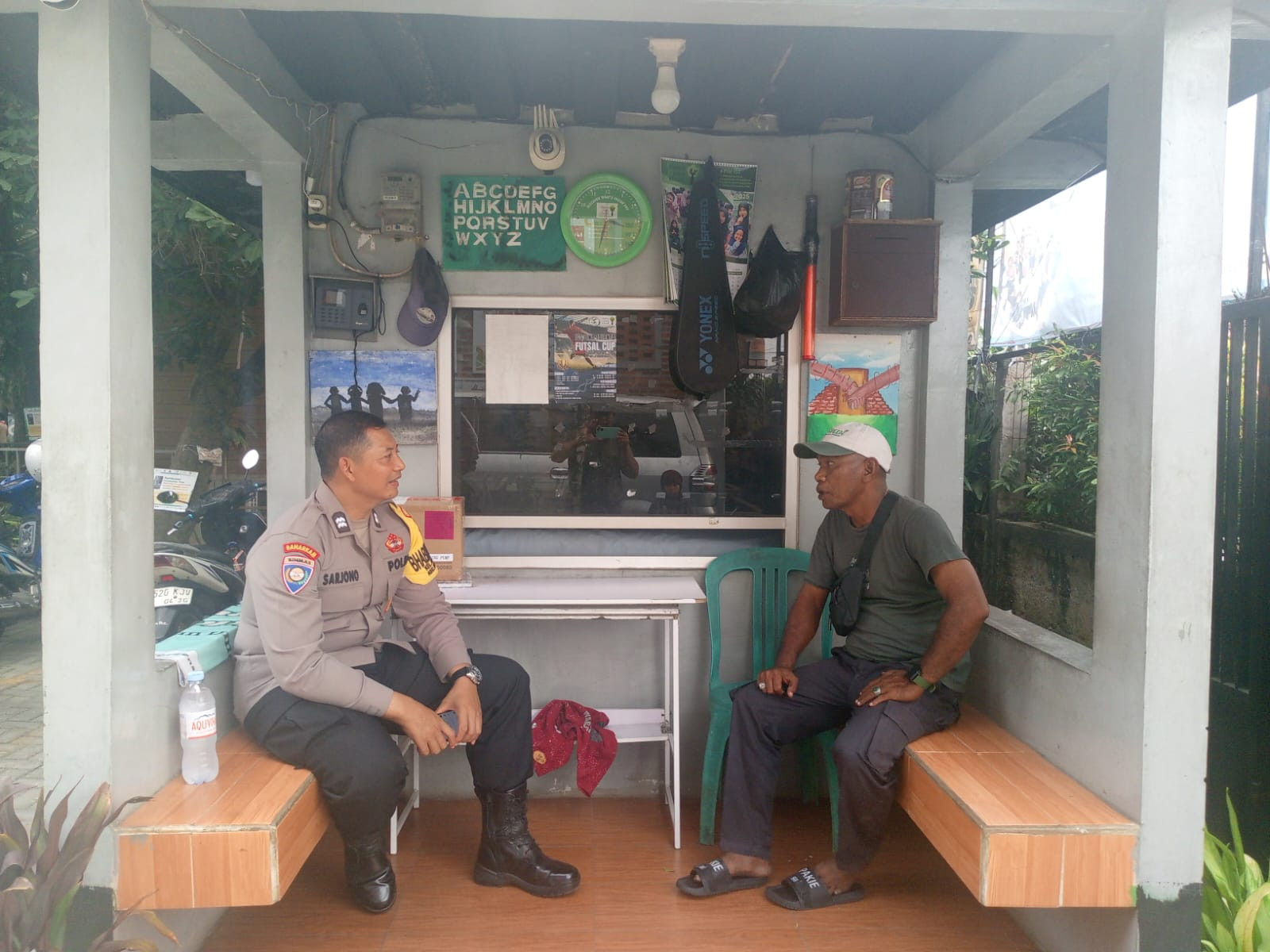 Tingkatkan Kewaspadaan Sekolah, Bhabinkamtibmas Bantargebang Sambangi Penjaga Sekolah di Mustikasari