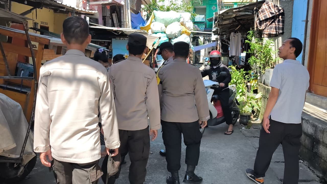 Polsek Pademangan Intensifkan Patroli Jalan Kaki di Permukiman Warga, Antisipasi Gangguan Kamtibmas