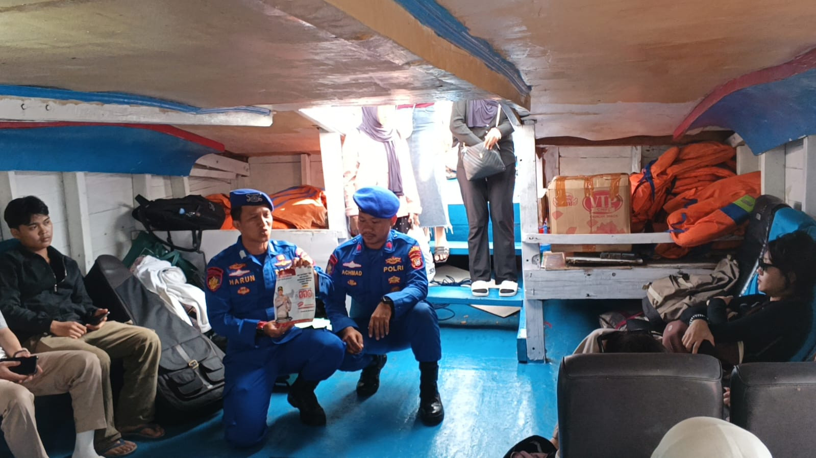 Patroli Dialogis Satpolairud Polres Kepulauan Seribu Melalui Jakarta On The Spot, Sosialisasikan Keselamatan Laut dan Layanan Polisi 110 kepada Wisatawan