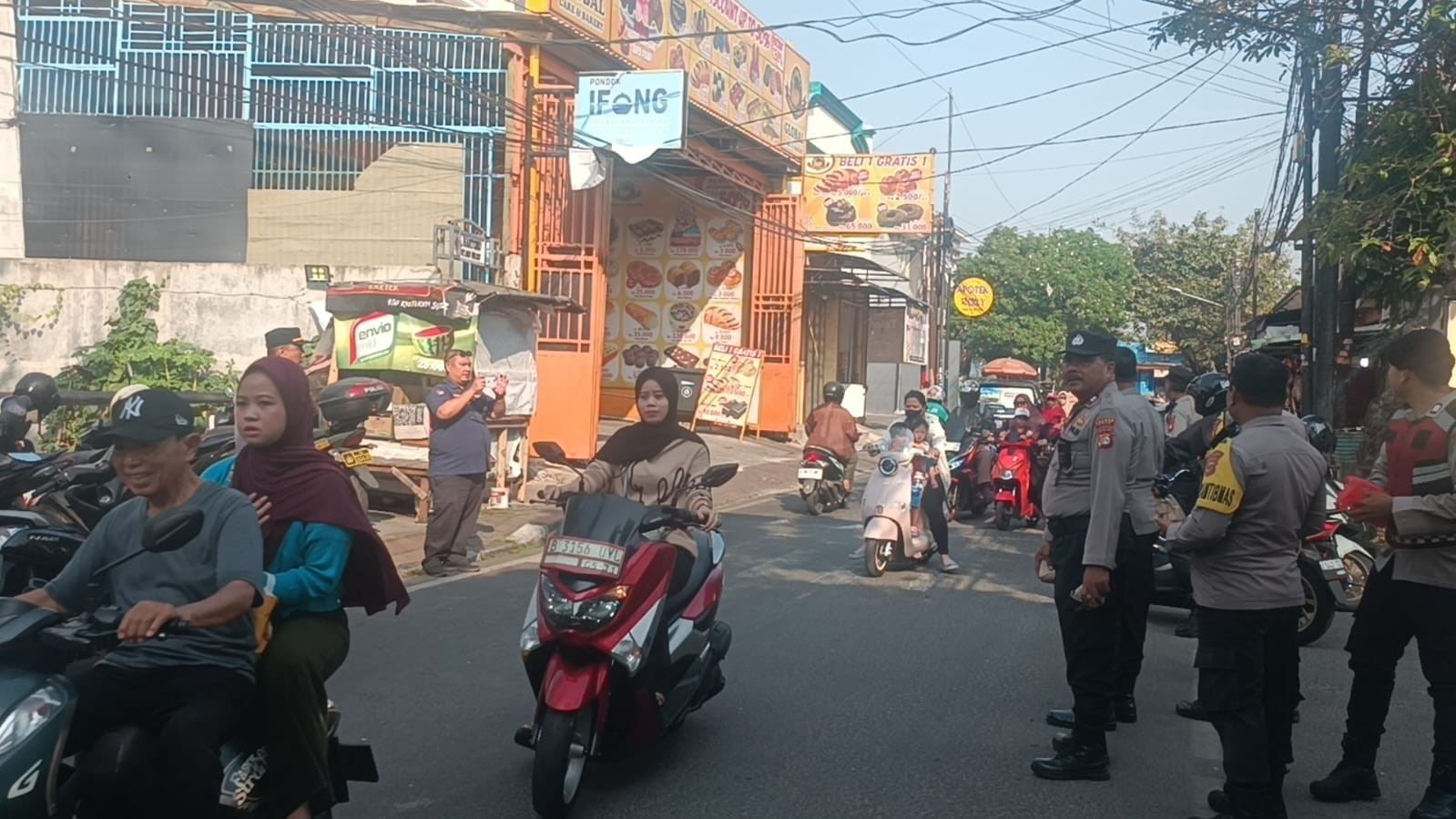 Polsek Koja Gelar Bakti Sosial Jumat Peduli, Tebar Kepedulian kepada Warga
