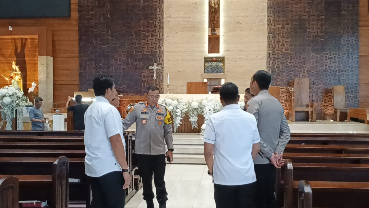 Kapolres Metro Jakarta Utara Tinjau Kesiapan Pengamanan Ibadah Natal di Gereja Regina Caeli PIK