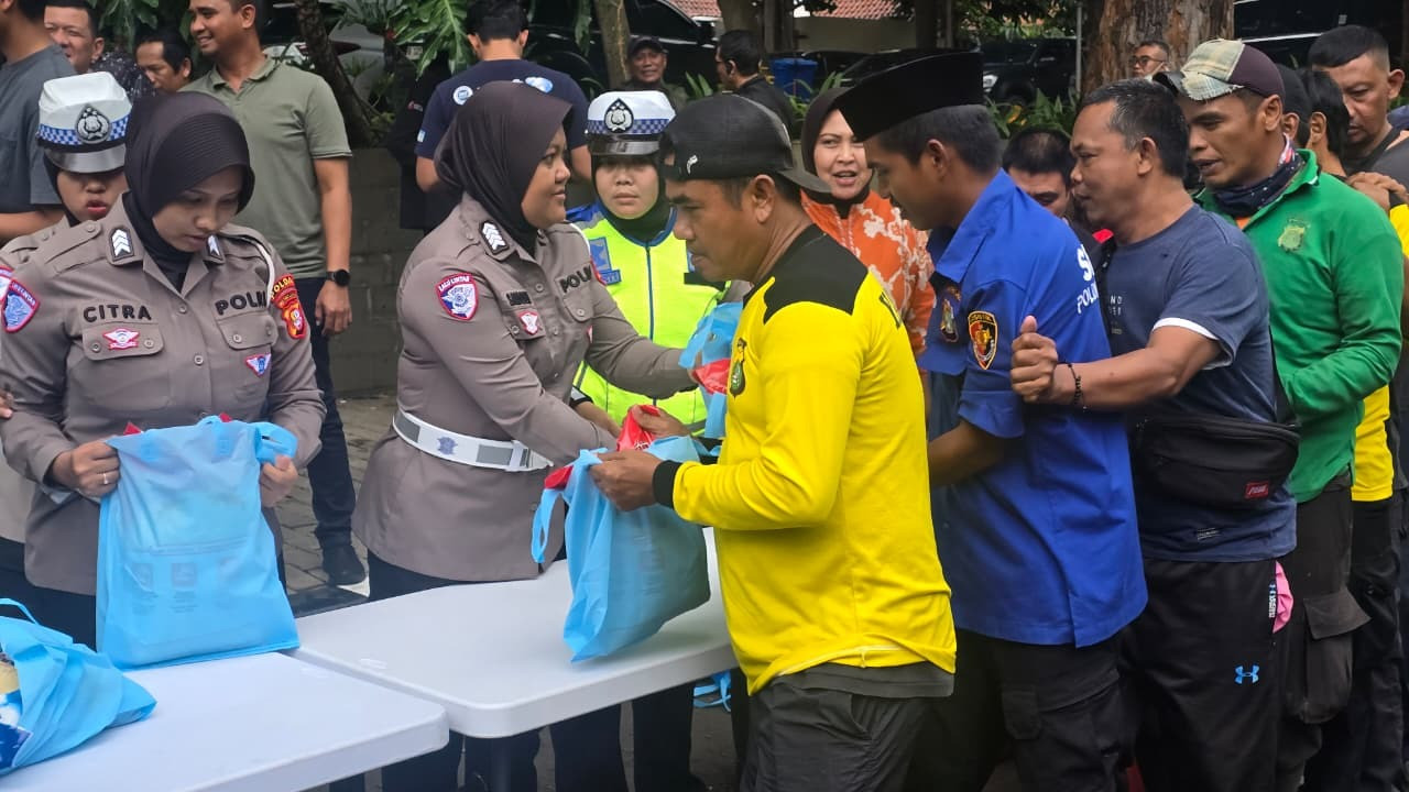 Polda Metro Jaya Gelar Jumat Peduli, Bagikan Bantuan untuk Pengemudi Ojol