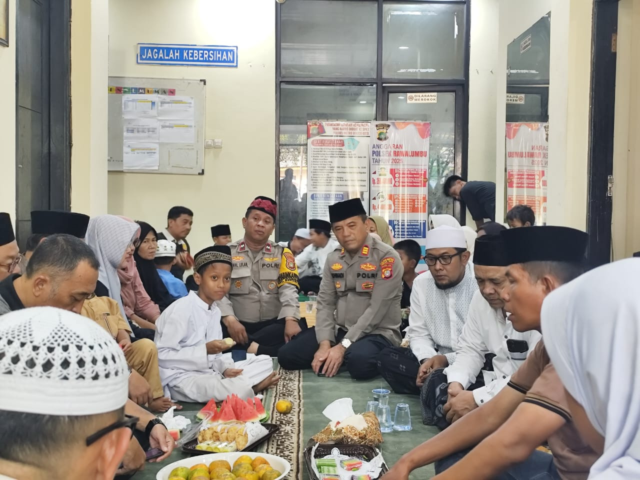 Hadir dengan Hati, Polsek Rawalumbu Gelar Acara Berbagi Kasih di Mako