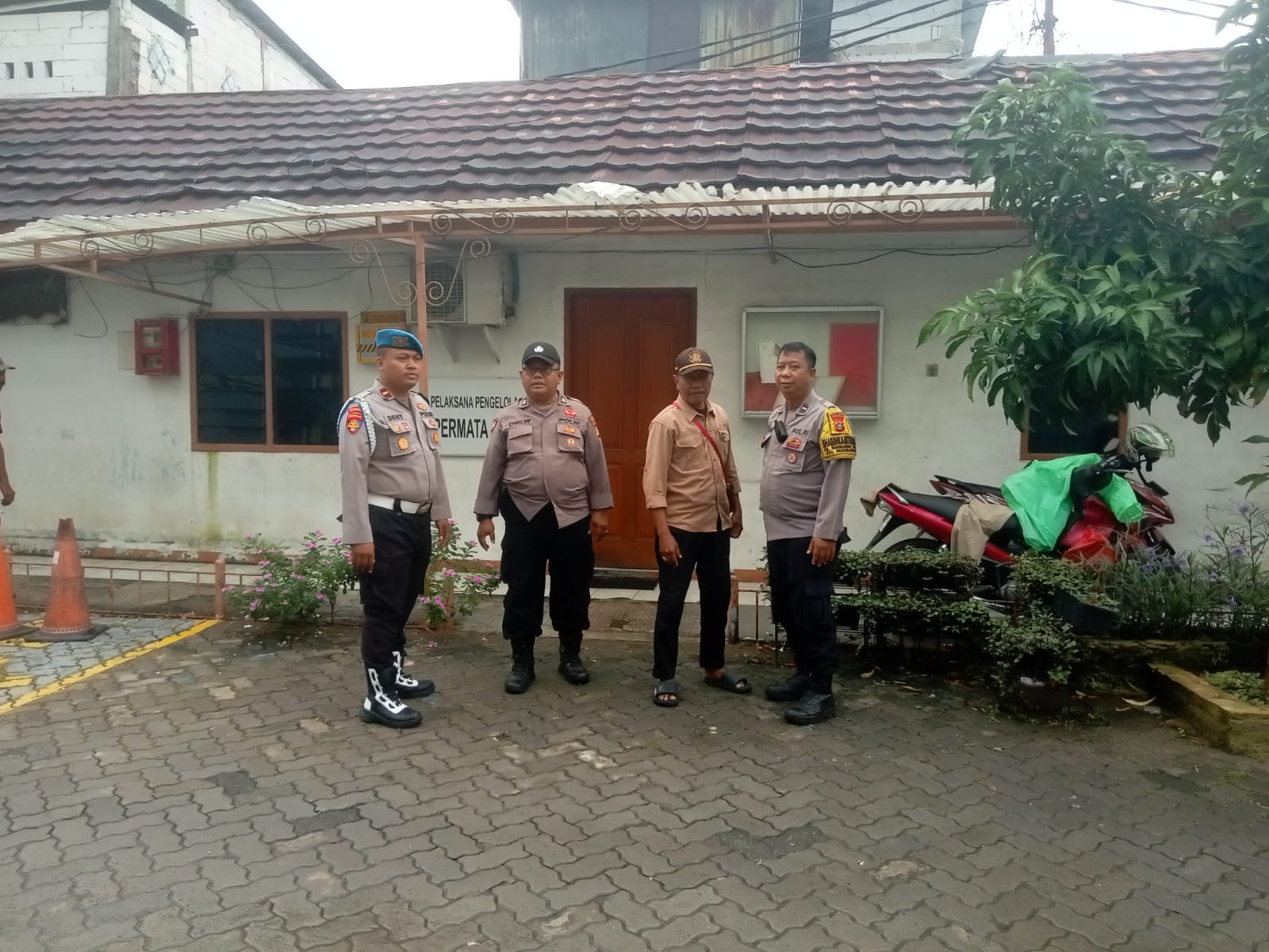 Patroli Jalan Kaki di Ruko Permata, Perkuat Program “Jaga Jakarta dan Jaga Lingkungan” di Wilayah Hukum Polsek Pademangan