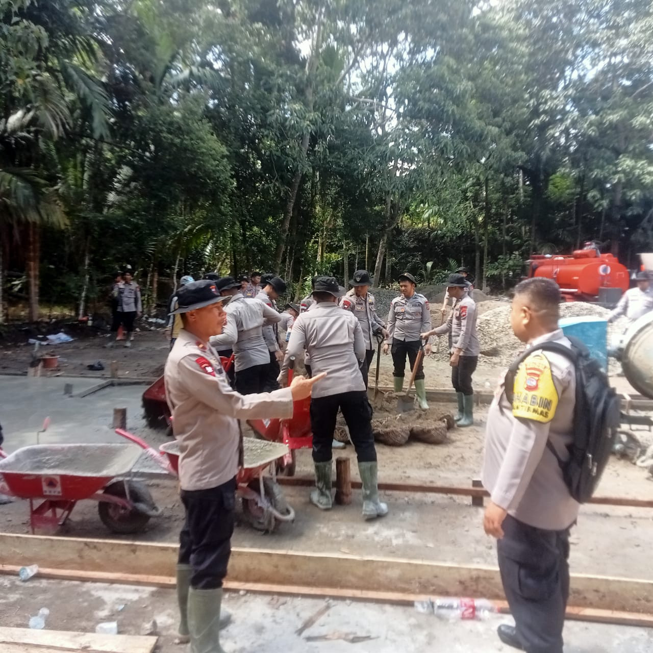 Polri Bersama Pemda Bangun Hunian Sementara bagi Pengungsi di Pesisir Selatan