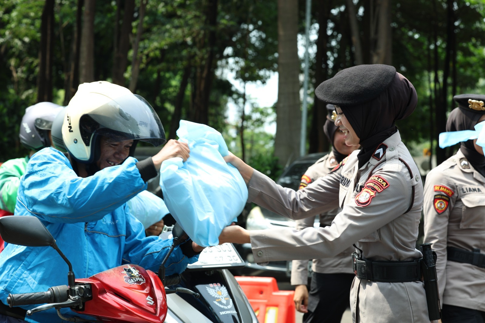 Polda Metro Jaya dan Mitra Gelar Jum'at Peduli bagi Pengemudi Ojol serta PHL