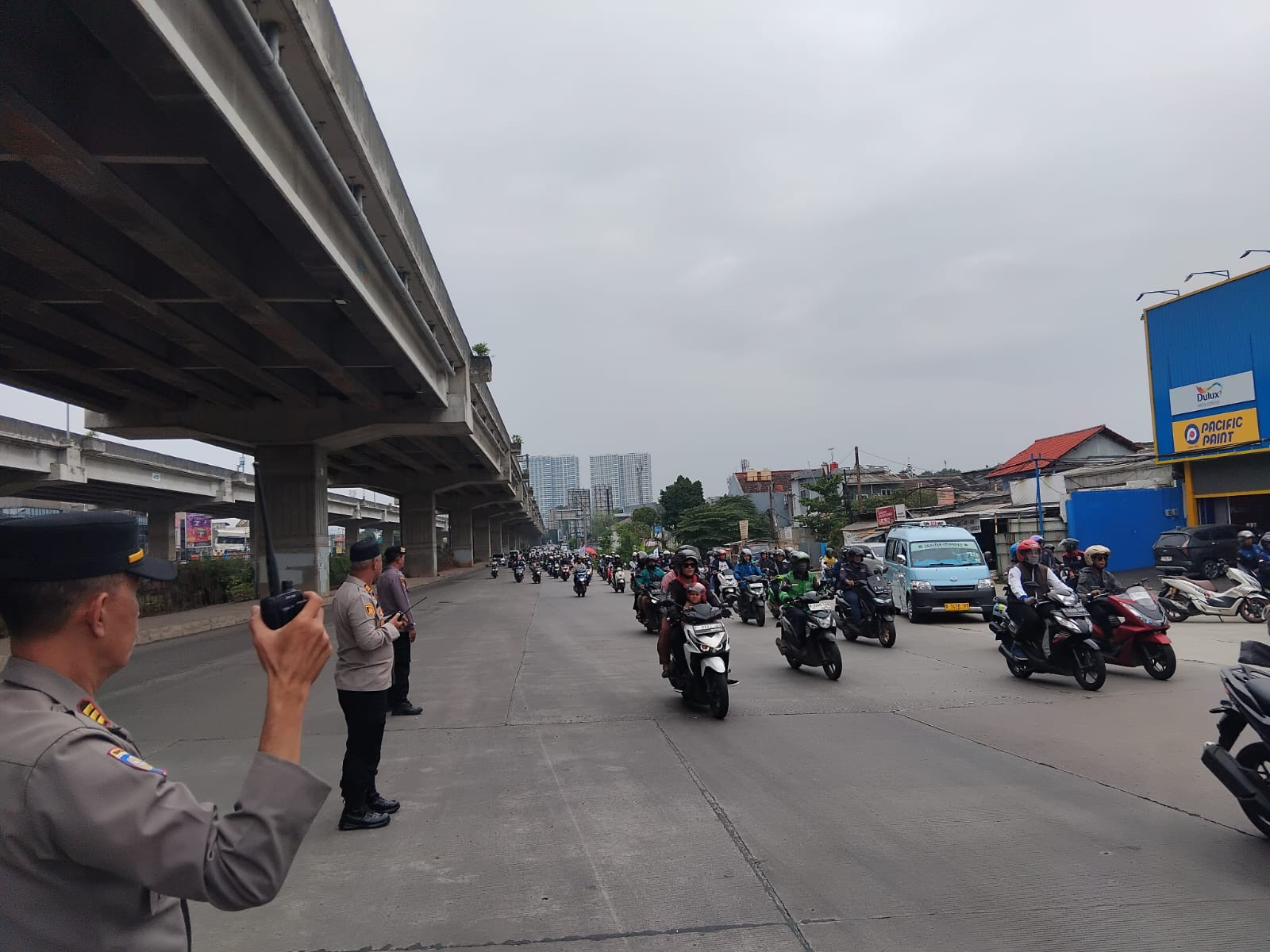 Polsek Bekasi Barat Berikan Pelayanan Pengaturan Arus Lalu Lintas Untuk Massa Buruh